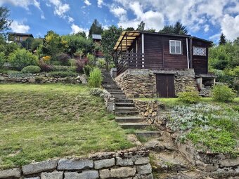 Prodej pozemků s dřevěnou chatkou na kamen betonovém základě - 2