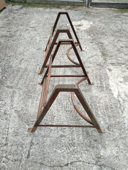 Ocelové podstavce - 2