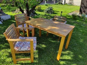 Dřevěný stůl a 3 židle - 2