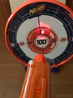 NERF pistole se světelným zaměřováním a terčem - 2