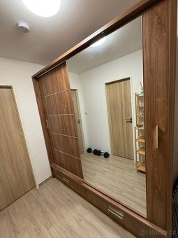 Luxusní šatní skříň , téměř jako nová - 2
