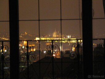 Byt u Riegrových sadů - výhled na Hradčany a okolní střechy - 2