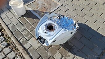 Nádrž suzuki k7??? - 2