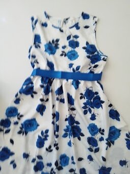 DVOJE NOVÉ STEJNÉ LETNÍ ŠATIČKY S RŮŽIČKAMI - 2