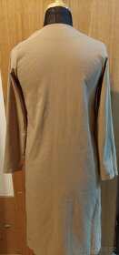 Dlouhý lehký kabát. - 2