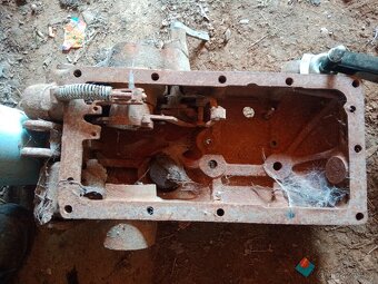 víko hydrauliky zetor - 2