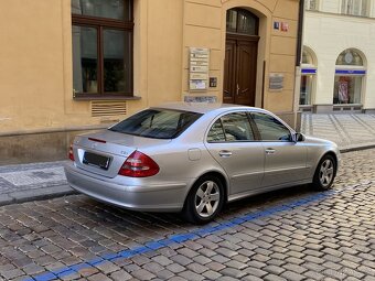 MERCEDES E 220CDi W211 KRÁSNÝ A NADSTANDARDNĚ ZACHOVALÝ - 2