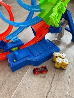 Hot Wheels dráha se čtyřmi smyčkami - 2