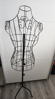 🖤 Kovová dekorativní figurína – vintage stojan na šaty - 2