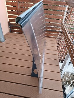 Průhledná stříška z plexiskla o rozměrech 135 x 95 cm. - 2