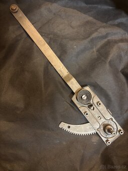 VW brouk oval, malookno. Stahovačka okna - 2