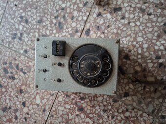 Starý historický nástěnný telefon - 2