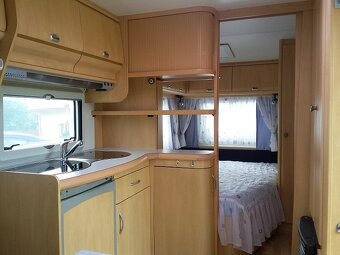 Karavan HOBBY 460 s předstanem a nádrží na vodu 80 l - 2