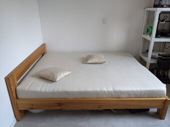 Manželská postel z masivu - 2