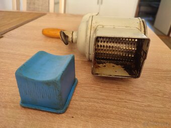 Retro mlýnek na strouhanku - 2