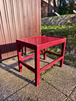 Červený stolek masiv - 2