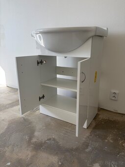 Koupelnová skříňka s umyvadlem - 2