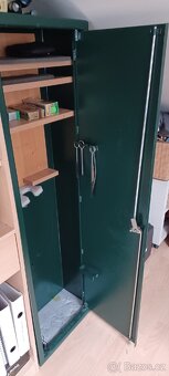 Kovová skříň na zbraně. - 2