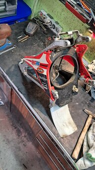 Honda cfr 450 2009 zadní stavba podsedlák - 2