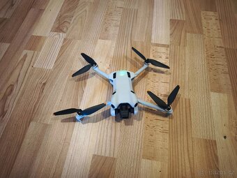 DJI Mini 4 Pro Fly More Combo s přislušenstvím - 2