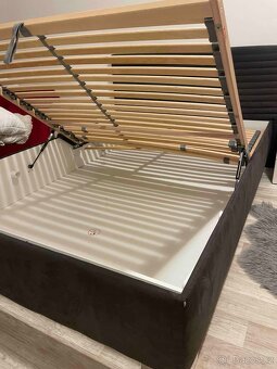 prodám postel 140 x 200 + 2 noční stolky - 2