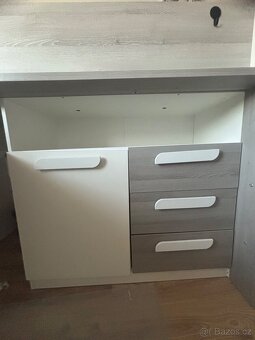 Vyvýšená postel se stolem - 2