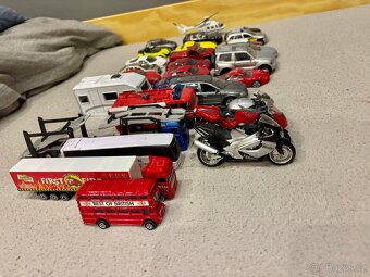 Větší autíčka – SUV, dodávky, motorky, karavan - 2