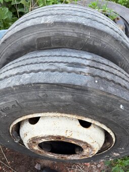 Pneu 215 / 75 R 17,5 - 2