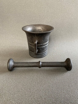 Starožitný litinový hmoždíř s tloukem č. 4 V 12 cm - 2