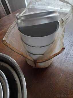Jídlonosič a misky za kafe - 2