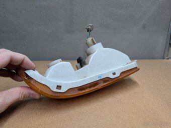 Subaru Libero pravý blinkr (přední, spodní) - 2