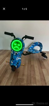 ⚡️ Elektrická dětská tříkolka – modrý maskáč, LED smajlík, n - 2