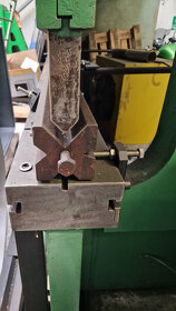 Ohraňovací lis CTO 250 A - 2