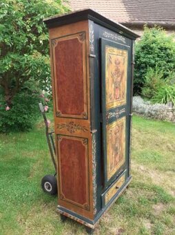 Malovaná skříň z 19. století - 2