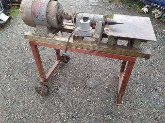 Kuželový stípač dřeva 2,2 kW, 380 V, se stolkem, na dřevo - 2