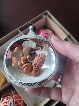 Staré ozdoby s vlepenou figurkou - 2