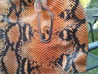 HNĚDÁ KOŽENÁ KABELKA S MOTIVEM HADA - 2