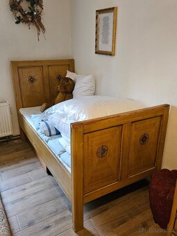 Starožitné skříně, postele, stůl a židle - 2