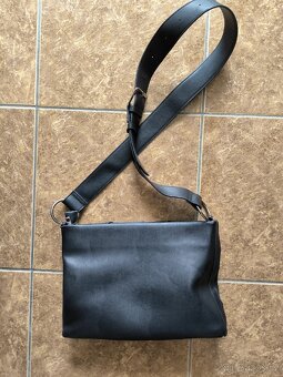 Černá crossbody kabelka Reserved - 2