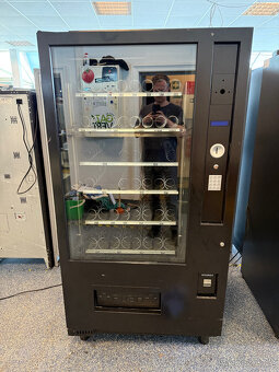 Prodám prodejní automat značky Vendo Sanden - 2