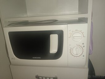 Stůl na zeď + dvě židle + mikrovlnka - 2