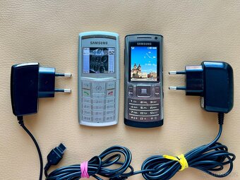 Samsung SGH-X820 a Samsung SGH-U800 - 2