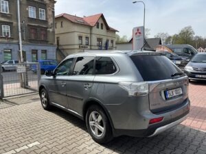 Mitsubishi Outlander - 2