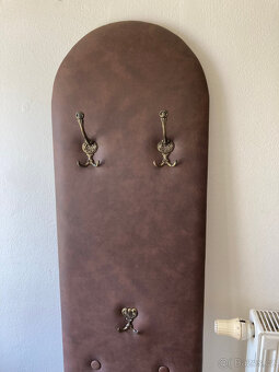 Věšák, předsíňová stěna čalouněná s háčky za 500 kč - 2