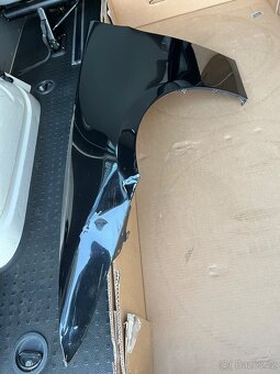 Poškozený levý přední blatník BMW e90 e91 - 2