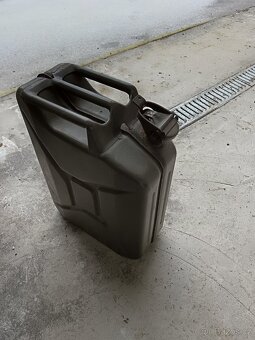 Plechový kanystr 20l s nálevkou - 2