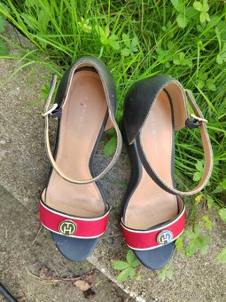 Boty Tommy Hilfiger č. 40 na vyšší platformě - 2