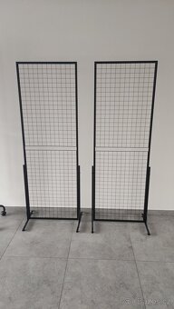 Kovový stojan s háčky - 2