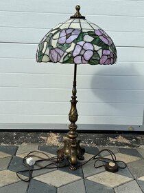 Velká lampa Tiffany vitrážové sklo a mosazná noha - 2
