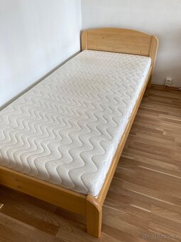 Masivní postel s matrací - 2